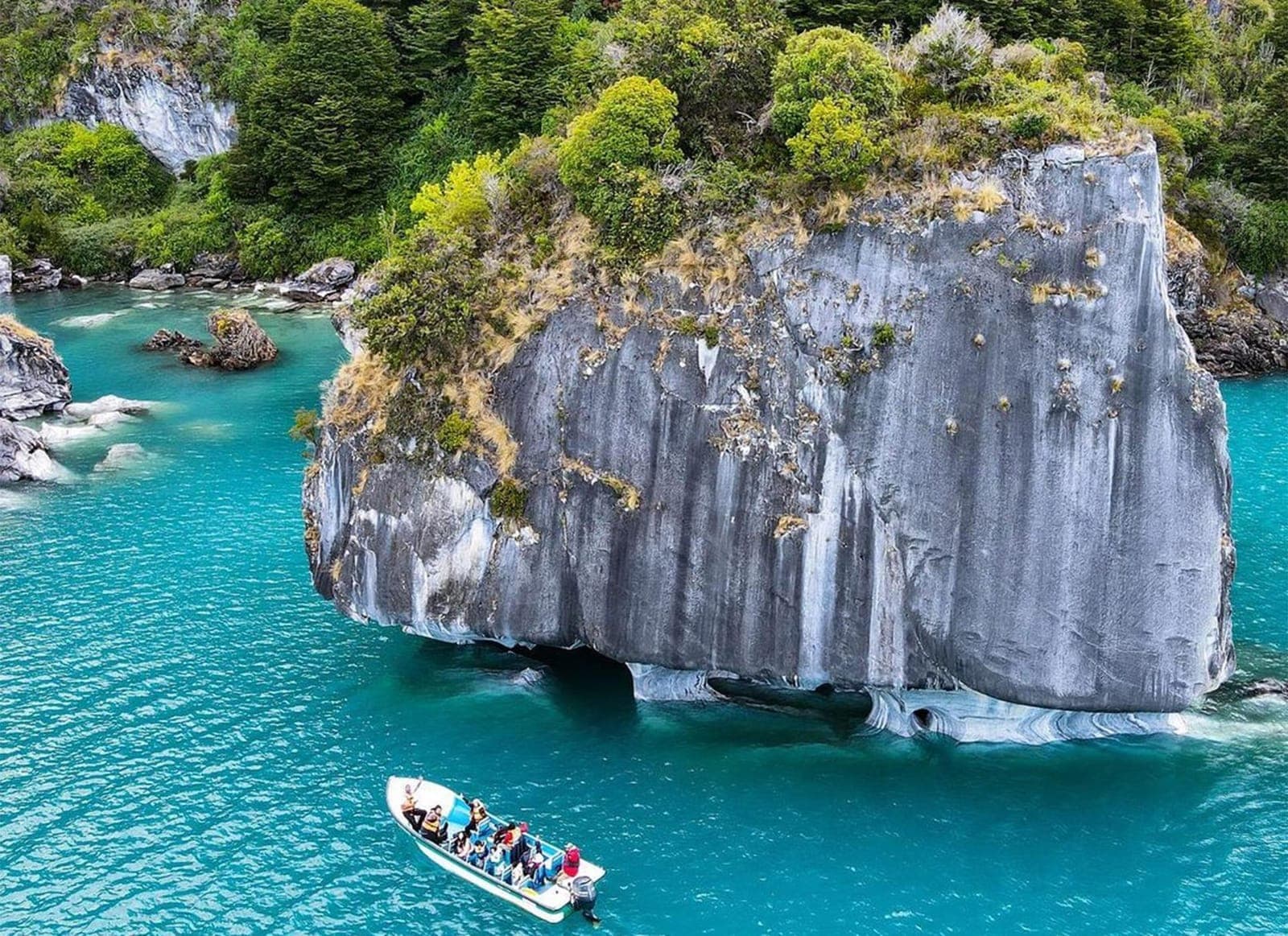 Navegación entre los islotes de mármol del Lago General Carrera