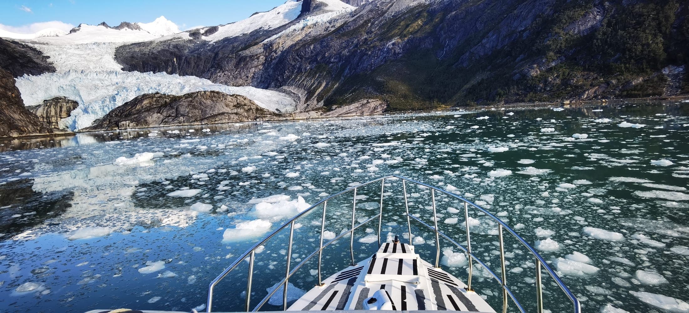 Navegación entre témpanos en el Fiordo Parry, Tierra del Fuego