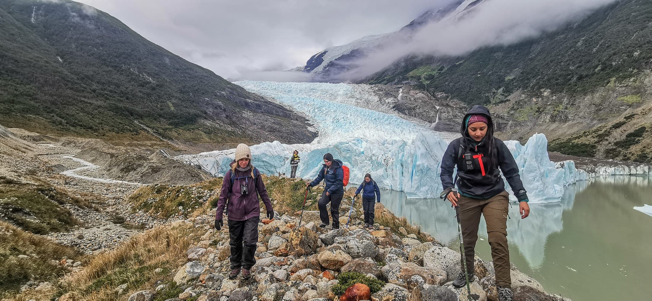 Trekking frente al Glaciar Nueva Zelanda, Cordillera Darwin